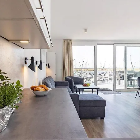 6 Person In Apartament