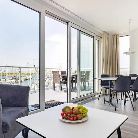 6 Person In Apartament