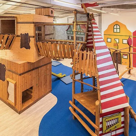 6 Person In Apartament